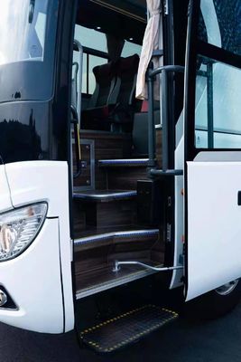 Bus Yutong Baru ZK6126 Double Axle Dengan 58 Kursi Warna Putih Dalam Promosi Mesin Belakang