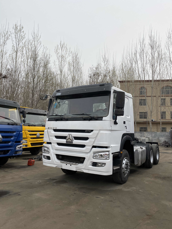 Tugas Berat Sinotruck Howo Digunakan Truk Traktor Dengan Mesin Weichai 371HP Cat Baru