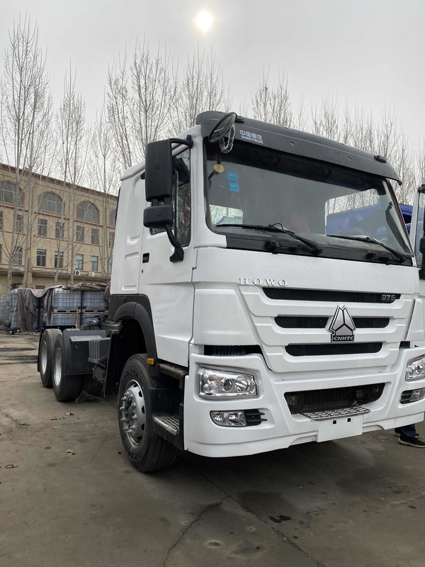Tugas Berat Sinotruck Howo Digunakan Truk Traktor Dengan Mesin Weichai 371HP Cat Baru