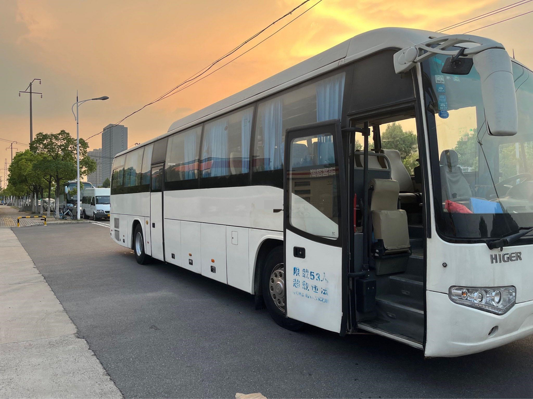 Suspensi Udara Merek Lebih Tinggi Digunakan Bus Pelatih 53 Kursi Pintu Ganda Mesin Diesel Wp.7 KLQ6129