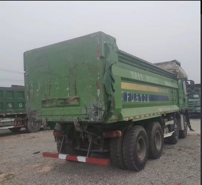 Howo 8x4 Empat Gandar Digunakan Dump Truck Tipper Dengan 375HP 317HP Dijual
