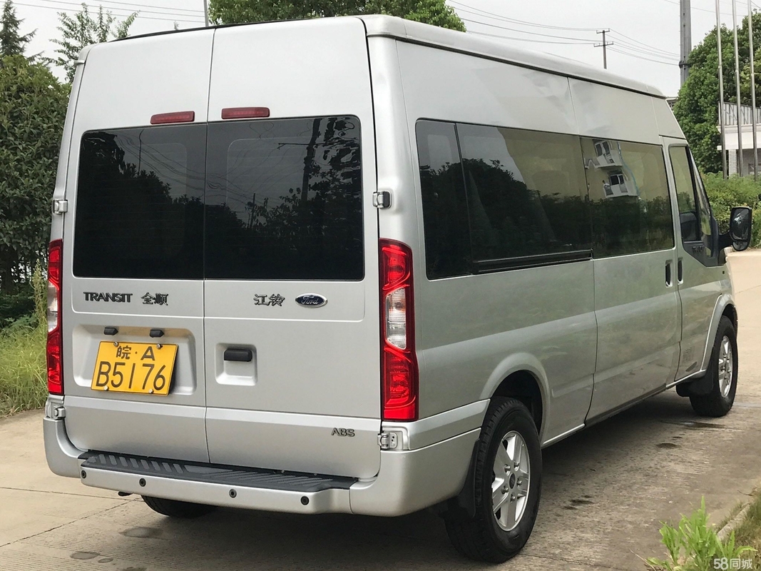 2015 Tahun 15 Kursi Digunakan Bus Ford Mini Bus Mesin Diesel Dengan Kursi Mewah