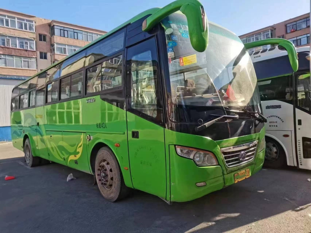 Bus Pelatih Bekas Pintu Ganda 43 Kursi Bus Young Tong Bekas ZK6102D Mesin Depan