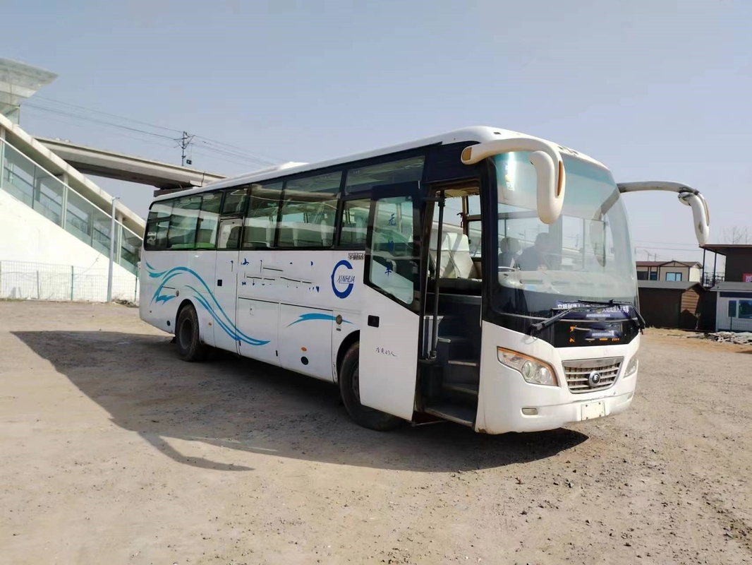 Mikrobus Bekas 43 Kursi Pintu Ganda Warna Putih Digunakan Mesin Yutong Bus ZK6102D Yuchai
