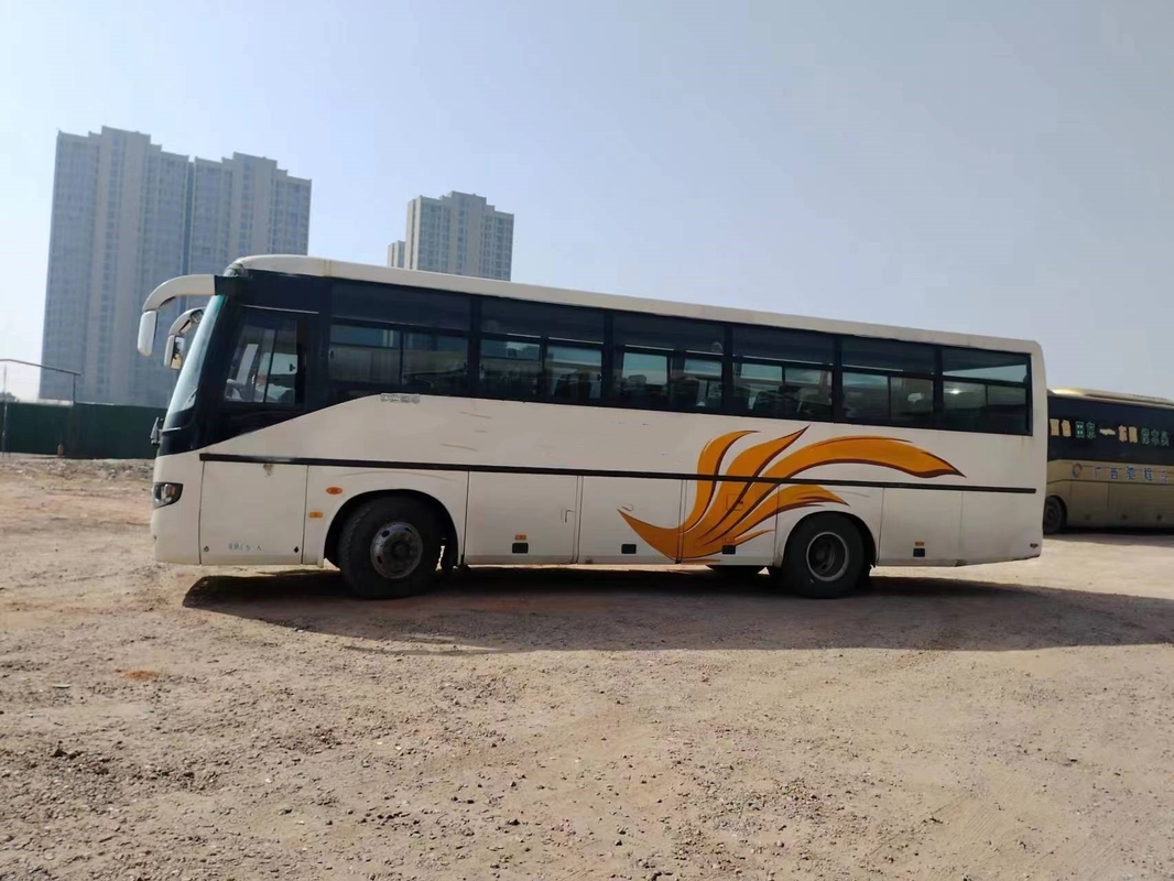 Pelatih Motor Bekas Pintu Ganda Sliding Windows 45 Kursi Second Hand Young Tong Bus ZK6106D