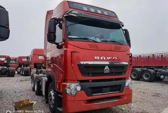Trailer Tangan Kedua 3 Kursi 6 × 4 Drive Mode 460hp Trailer Traktor HOWO Warna Merah 10 Ban