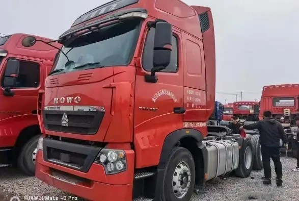 Trailer Tangan Kedua 3 Kursi 6 × 4 Drive Mode 460hp Trailer Traktor HOWO Warna Merah 10 Ban