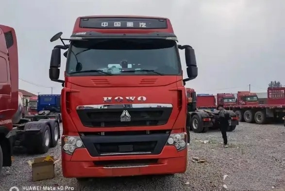 Trailer Tangan Kedua 3 Kursi 6 × 4 Drive Mode 460hp Trailer Traktor HOWO Warna Merah 10 Ban