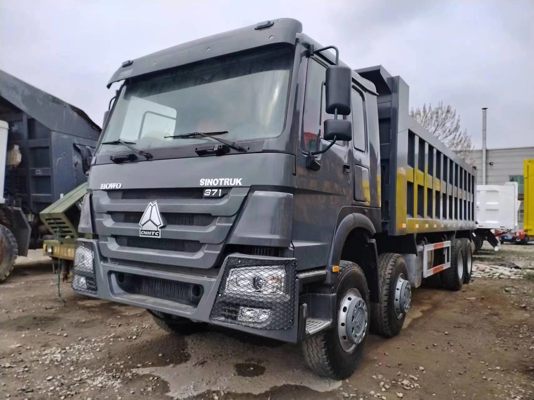 Truk Tipper Bekas Warna Hitam 371hp 8 × 4 HOWO ZZ3317 Kabin Atap Datar Nilai Beban 15.5t