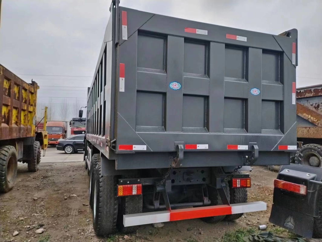 Truk Tipper Bekas Warna Hitam 371hp 8 × 4 HOWO ZZ3317 Kabin Atap Datar Nilai Beban 15.5t