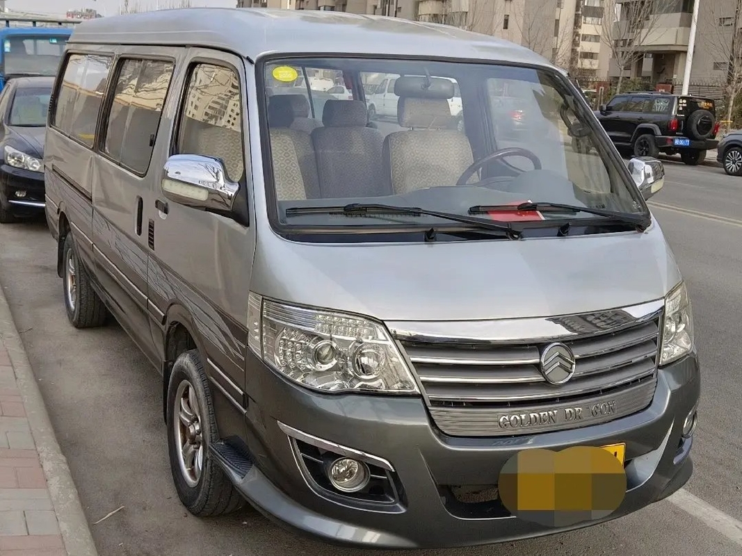 Mesin Mini Bus Depan Bekas 14 Kursi 5,3 Meter Naga Emas Hiace XML6532 Jendela Geser Warna Silver