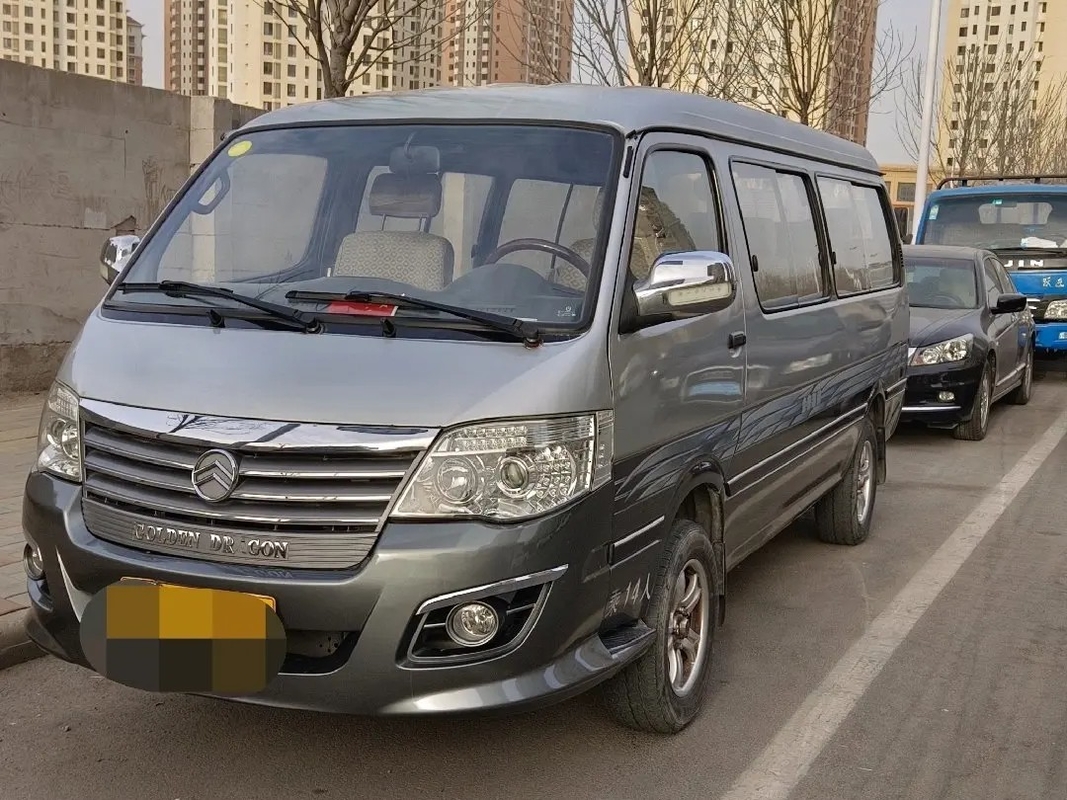 Mesin Mini Bus Depan Bekas 14 Kursi 5,3 Meter Naga Emas Hiace XML6532 Jendela Geser Warna Silver