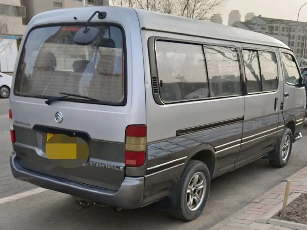Mesin Mini Bus Depan Bekas 14 Kursi 5,3 Meter Naga Emas Hiace XML6532 Jendela Geser Warna Silver