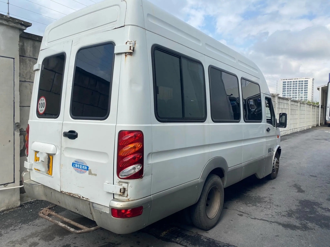 Mesin Mini Van Depan Bekas 11 Kursi Pintu Belakang A / C Atap Tinggi 140hp Digunakan IVECO Minibus NJ6604