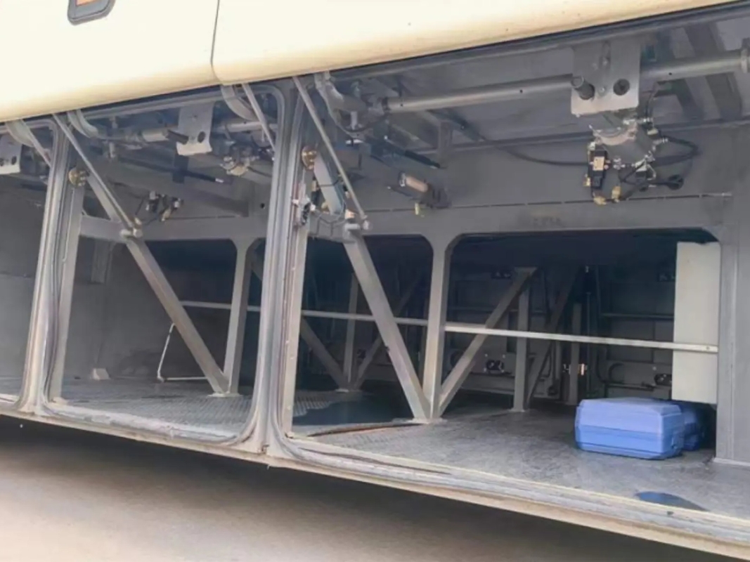 Bus Mewah Bekas 47 Kursi Satu Pintu AC Kompartemen Bagasi Besar Golden Dragon Bus XML6102