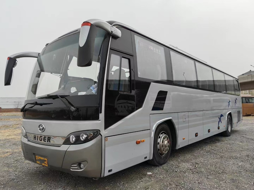 Bus Wisata Bekas 54 Kursi 12 Meter Mesin Yuchai 6 Silinder Pintu Ganda Warna Silver 2nd Hand Higer KLQ6125