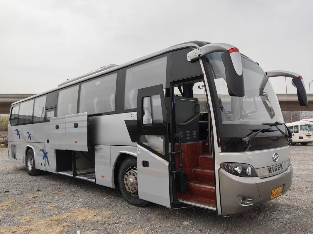 Bus Wisata Bekas 54 Kursi 12 Meter Mesin Yuchai 6 Silinder Pintu Ganda Warna Silver 2nd Hand Higer KLQ6125