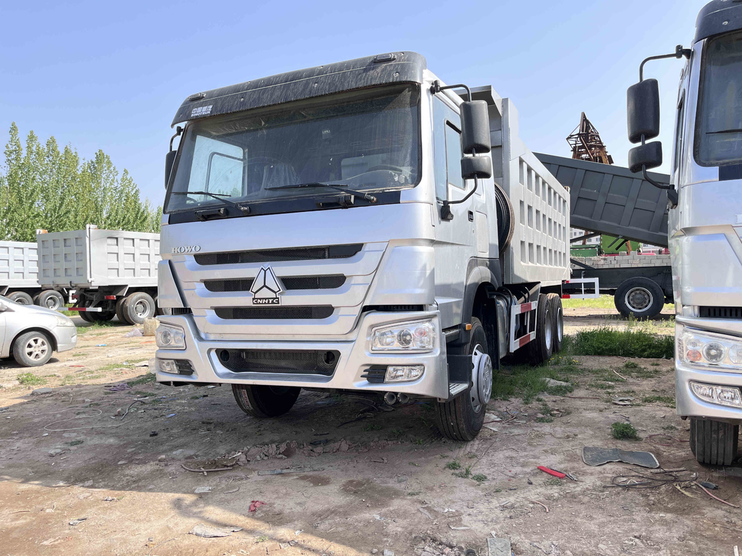 Truk Howo Bekas 8 Meter 380hp 6 Silinder Mesin Diesel EURO III 10 Roda 6 × 4 Howo Dump Truck ZZ3257