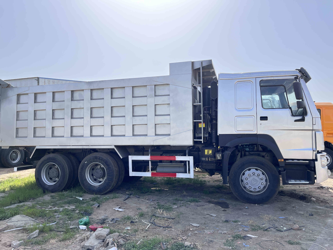 Truk Howo Bekas 8 Meter 380hp 6 Silinder Mesin Diesel EURO III 10 Roda 6 × 4 Howo Dump Truck ZZ3257