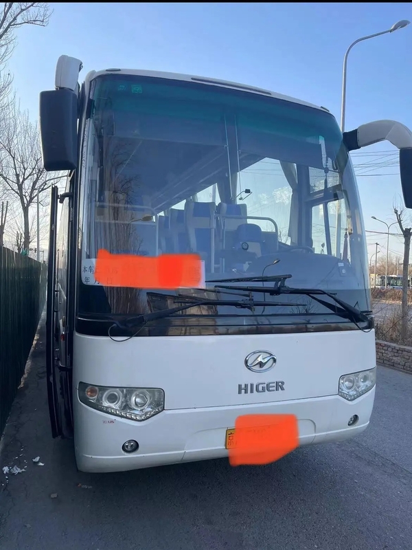 Bus Penumpang Bekas EURO IV 53 Kursi AC Mesin 330hp 12 Meter Warna Putih 2nd Hand KLQ6129
