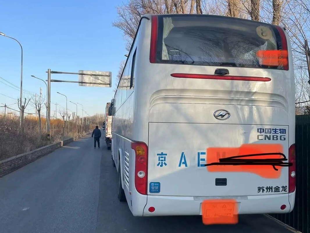 Bus Penumpang Bekas EURO IV 53 Kursi AC Mesin 330hp 12 Meter Warna Putih 2nd Hand KLQ6129