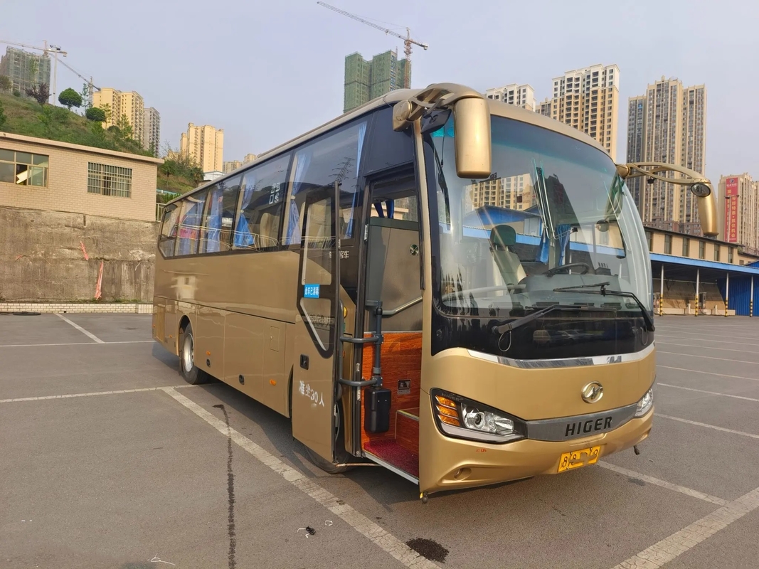 Bus Transit Bekas Warna Emas 30 Kursi KLQ6882 Mesin Satu Pintu 6 Silinder AC Bus Higer Bekas