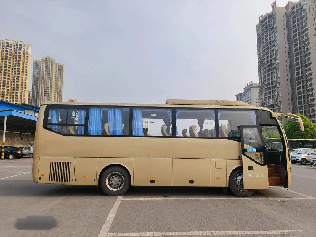 Bus Transit Bekas Warna Emas 30 Kursi KLQ6882 Mesin Satu Pintu 6 Silinder AC Bus Higer Bekas