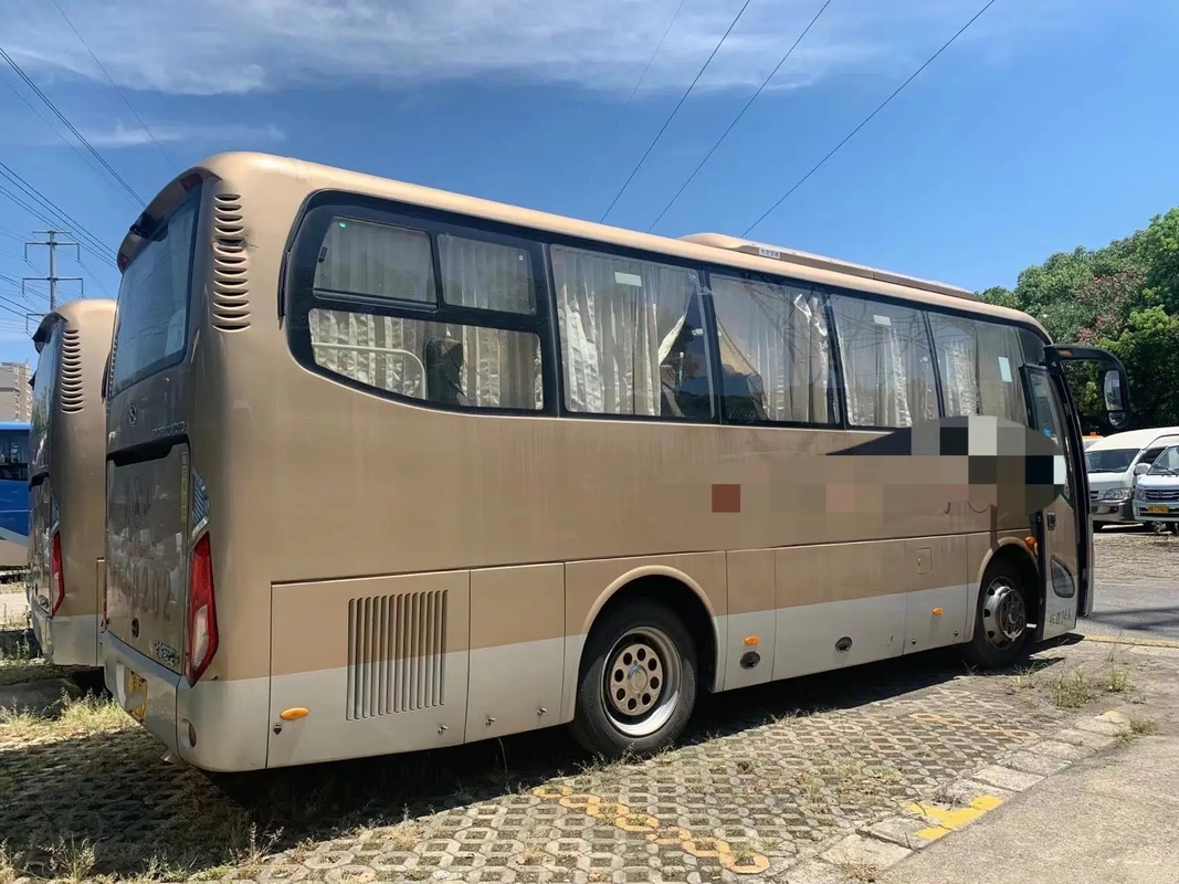 Bus Pelatih Bekas Mesin Weichai 34 Kursi Tahun 2018 Warna Emas 8 Meter 2nd Hand Kinglong XMQ6802