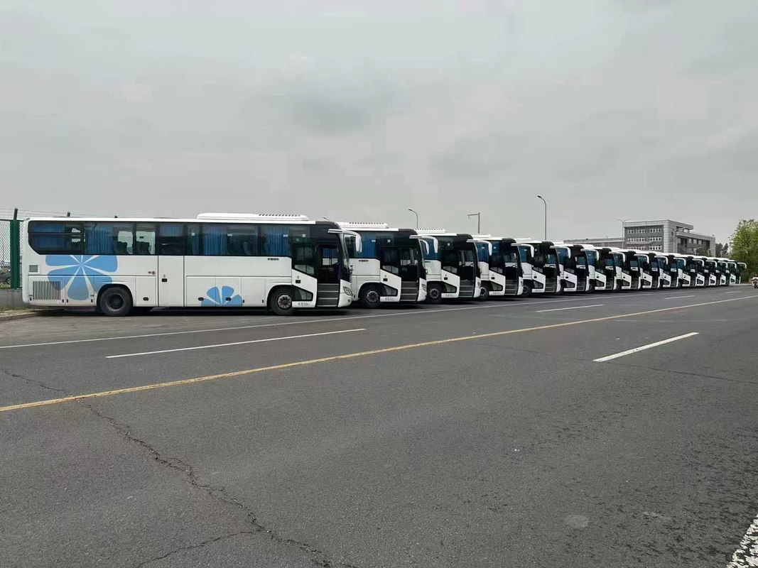 Bus Mewah Bekas Warna Putih 50 Kursi Daun Musim Semi 2018 Tahun Pintu Tengah Mesin Langka 2nd Hand Yutong Bus ZK6119