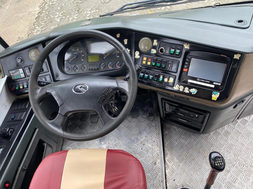 Bus Mewah Bekas 51 Kursi Warna Hijau 12000kg Berat Curb EURO IV Yuchai Engine Kinglong Bus XMQ6113 LHD/RHD
