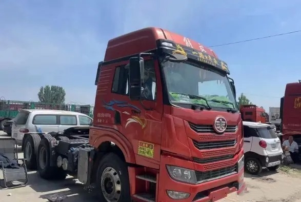 Trailer Kotak Kuda Bekas 2021 Tahun Warna Merah 6 × 4 Mode Drive Mesin Weichai 460hp Truk Traktor FAW Bekas