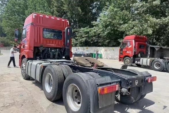 Trailer Kotak Kuda Bekas 2021 Tahun Warna Merah 6 × 4 Mode Drive Mesin Weichai 460hp Truk Traktor FAW Bekas