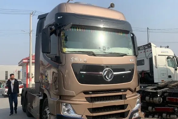 Trailer Traktor Bekas Mesin Cummins 600hp 2nd Hand Dongfeng Tractor Head 6×4 Drive Mode LHD/RHD