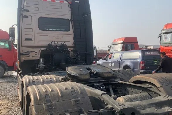 Trailer Traktor Bekas Mesin Cummins 600hp 2nd Hand Dongfeng Tractor Head 6×4 Drive Mode LHD/RHD