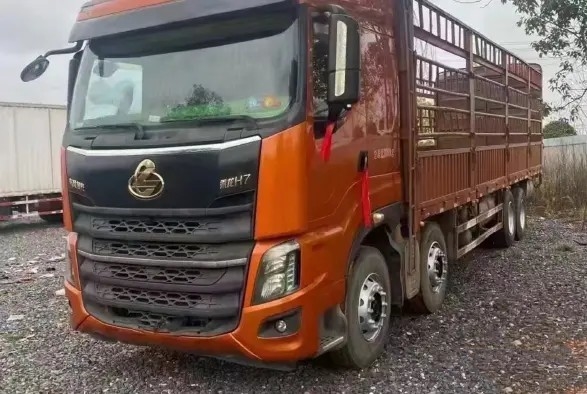 Truk Tangan Kedua Warna Oranye 12 Meter 8×4 Mode Penggerak Mesin Yuchai 6 Silinder 420hp Truk Kargo Dongfeng 2021 tahun
