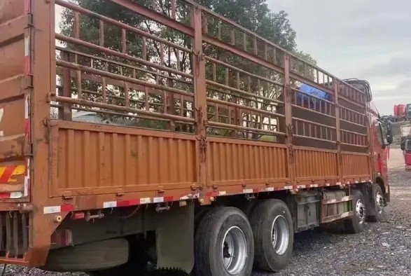 Truk Tangan Kedua Warna Oranye 12 Meter 8×4 Mode Penggerak Mesin Yuchai 6 Silinder 420hp Truk Kargo Dongfeng 2021 tahun
