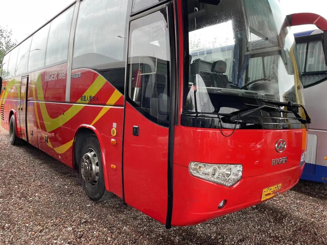 2nd Hand Coach Pintu Penumpang Tengah 51 Kursi Warna Merah 10,5 Meter Mesin Yuchai Digunakan Higer Bus KLQ6109