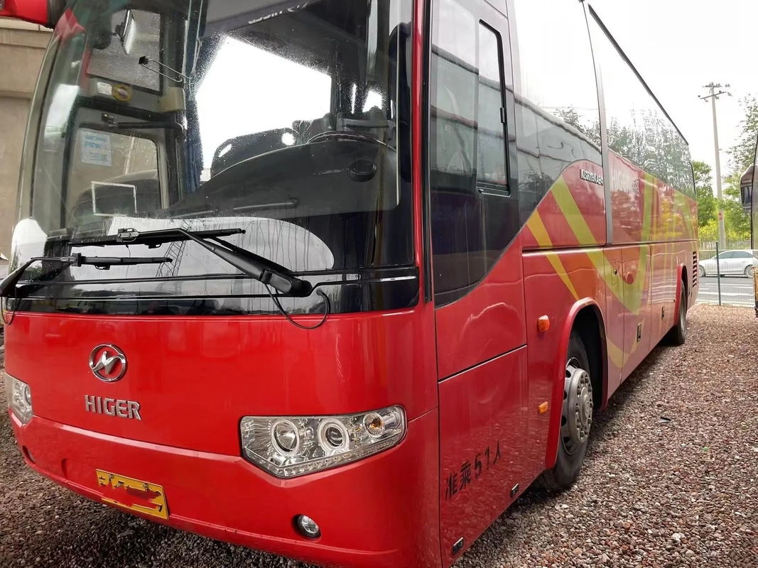 2nd Hand Coach Pintu Penumpang Tengah 51 Kursi Warna Merah 10,5 Meter Mesin Yuchai Digunakan Higer Bus KLQ6109
