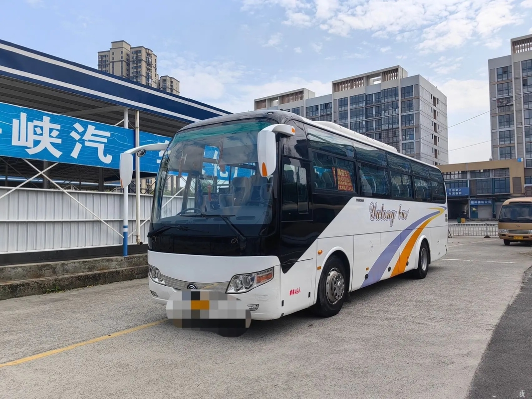 Pelatih Bus Bekas Daun Musim Semi EURO IV 49 Kursi Mesin Yuchai 245hp 10,5 Meter 2nd Hand Young Tong Bus ZK6107