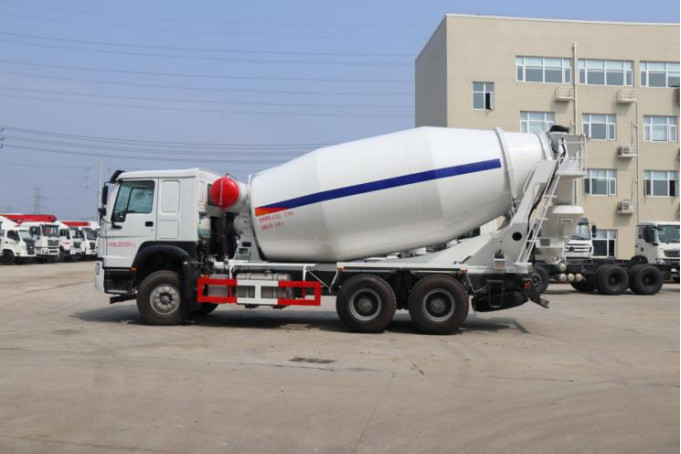 Truk Beton Bekas 6 × 4 Drive Model LHD Sinotruck Howo Truk Pengaduk Semen EURO IV Memuat 8 Ton
