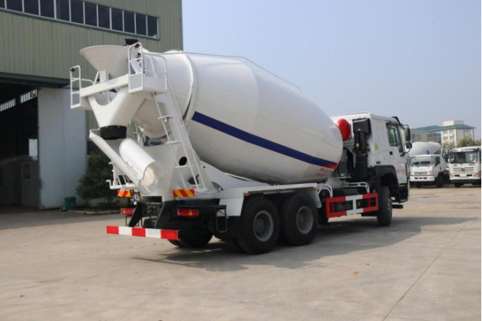 Truk Beton Bekas 6 × 4 Drive Model LHD Sinotruck Howo Truk Pengaduk Semen EURO IV Memuat 8 Ton