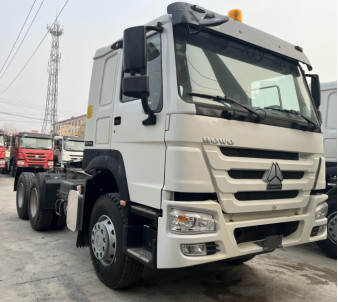 Truk Diesel Bekas Warna Putih 6 × 4 Drive Model Weichai Engine 430hp 12 Gears Standard Cabin Howo Tractor