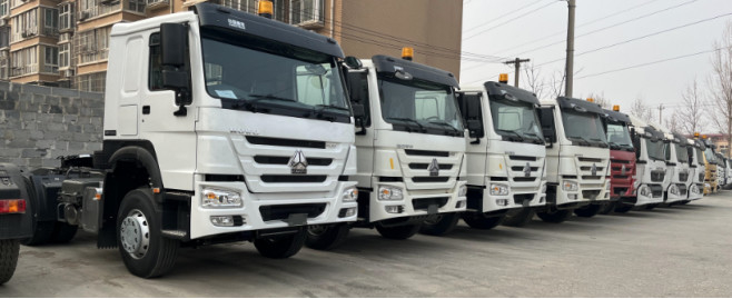 Truk Diesel Bekas Warna Putih 6 × 4 Drive Model Weichai Engine 430hp 12 Gears Standard Cabin Howo Tractor