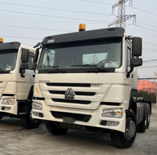 Truk Diesel Bekas Warna Putih 6 × 4 Drive Model Weichai Engine 430hp 12 Gears Standard Cabin Howo Tractor