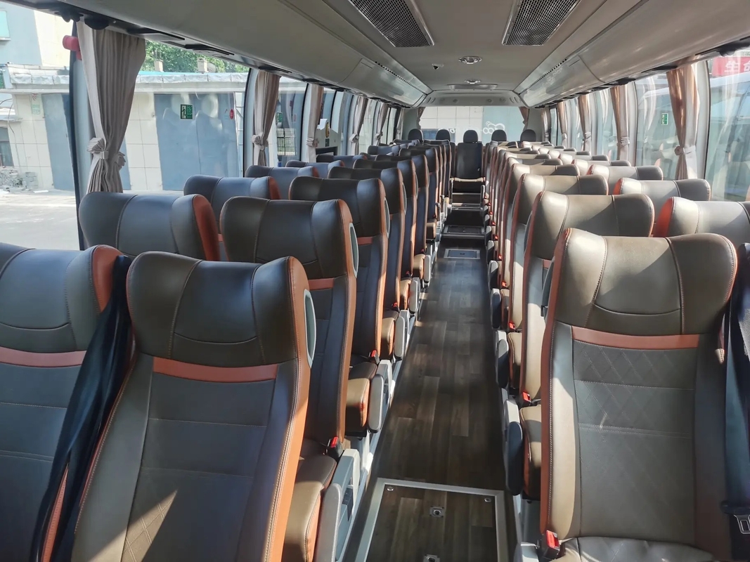 Bus Mewah Bekas 50 Kursi Warna Sampanye Dispenser Air Pintu Penumpang Tengah Tangan Kedua Youngtong ZK6117