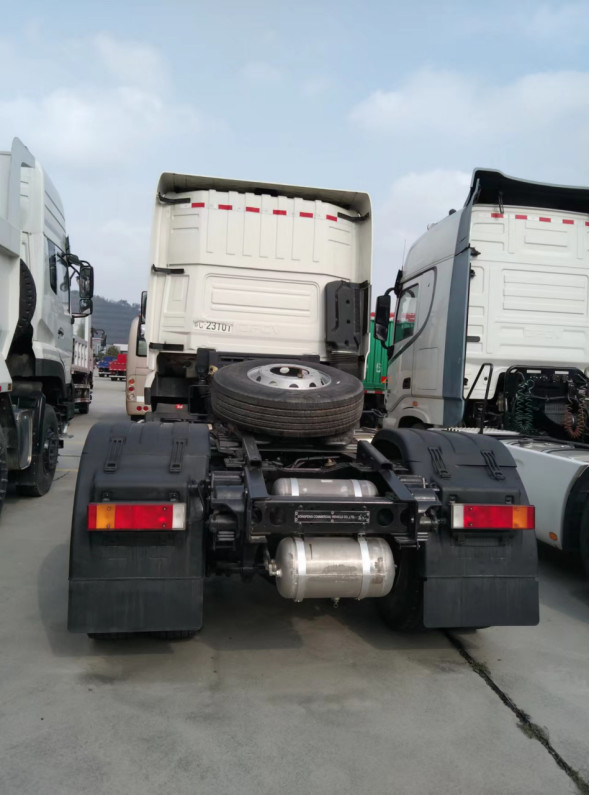 Truk Traktor Bekas Euro 5 DONGFNEG 4X2 Drive Mode Tractor Head 465hp Massa Traksi Total 30 Ton LHD