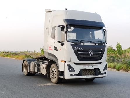Truk Traktor Bekas Euro 5 DONGFNEG 4X2 Drive Mode Tractor Head 465hp Massa Traksi Total 30 Ton LHD