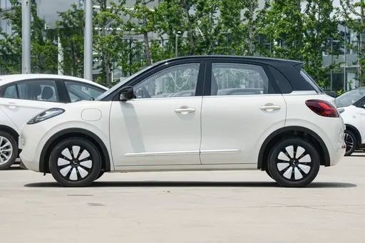 Kendaraan Energi Baru bekas Wuling Bingo Warna Kopi Ringan Model 333KM