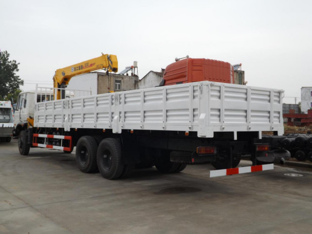 Keran Truk Bekas Dongfeng 6*4 Drive Mode Beban Maksimal Keran 10 Ton Euro 3
