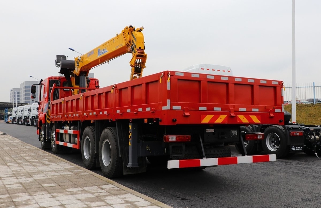 8*4 Drive Model Pre Owned Truck Crane Hongyan Dipasang 350hp Heavy Duty Euro 6